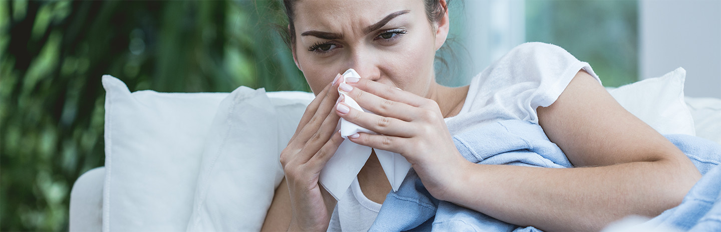 Woman-blowing-her-nose-due-to-sinus-infection